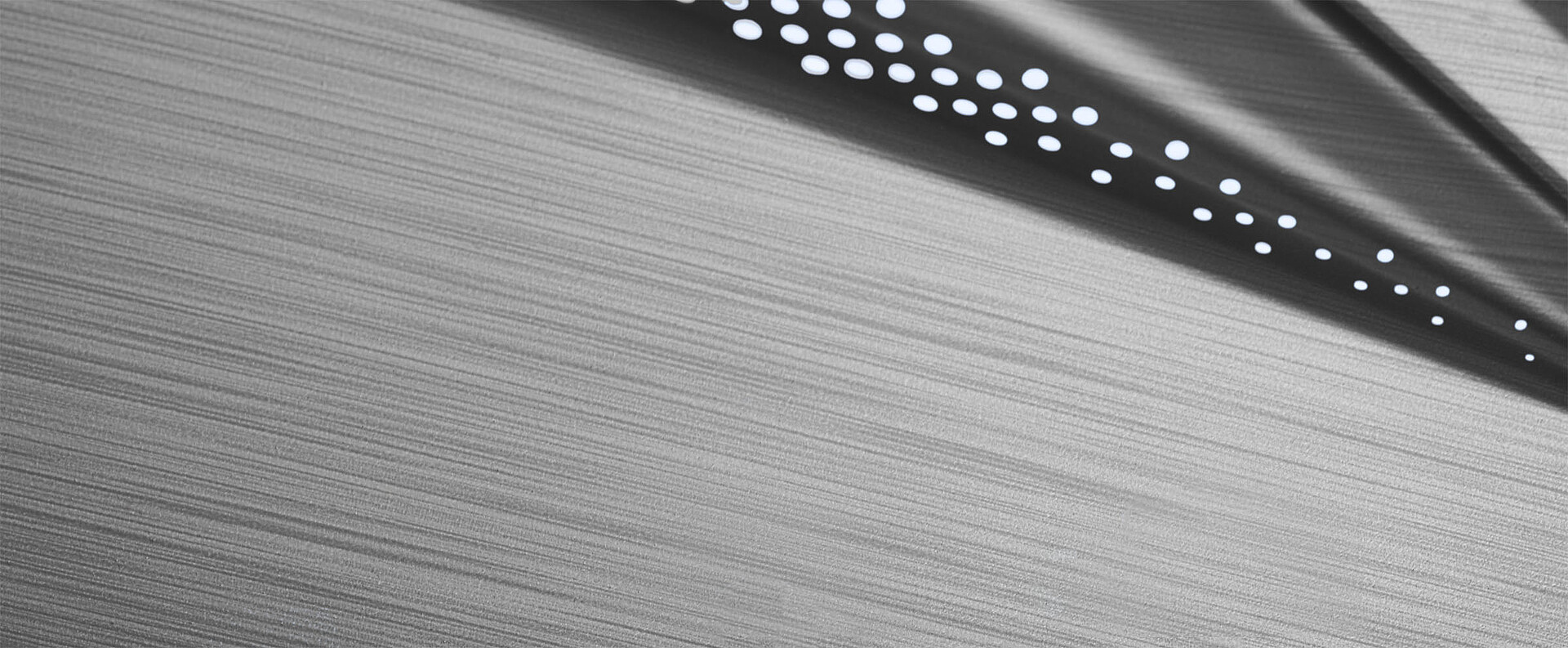 Close-up der metallisierten Oberfläche eines Türelements