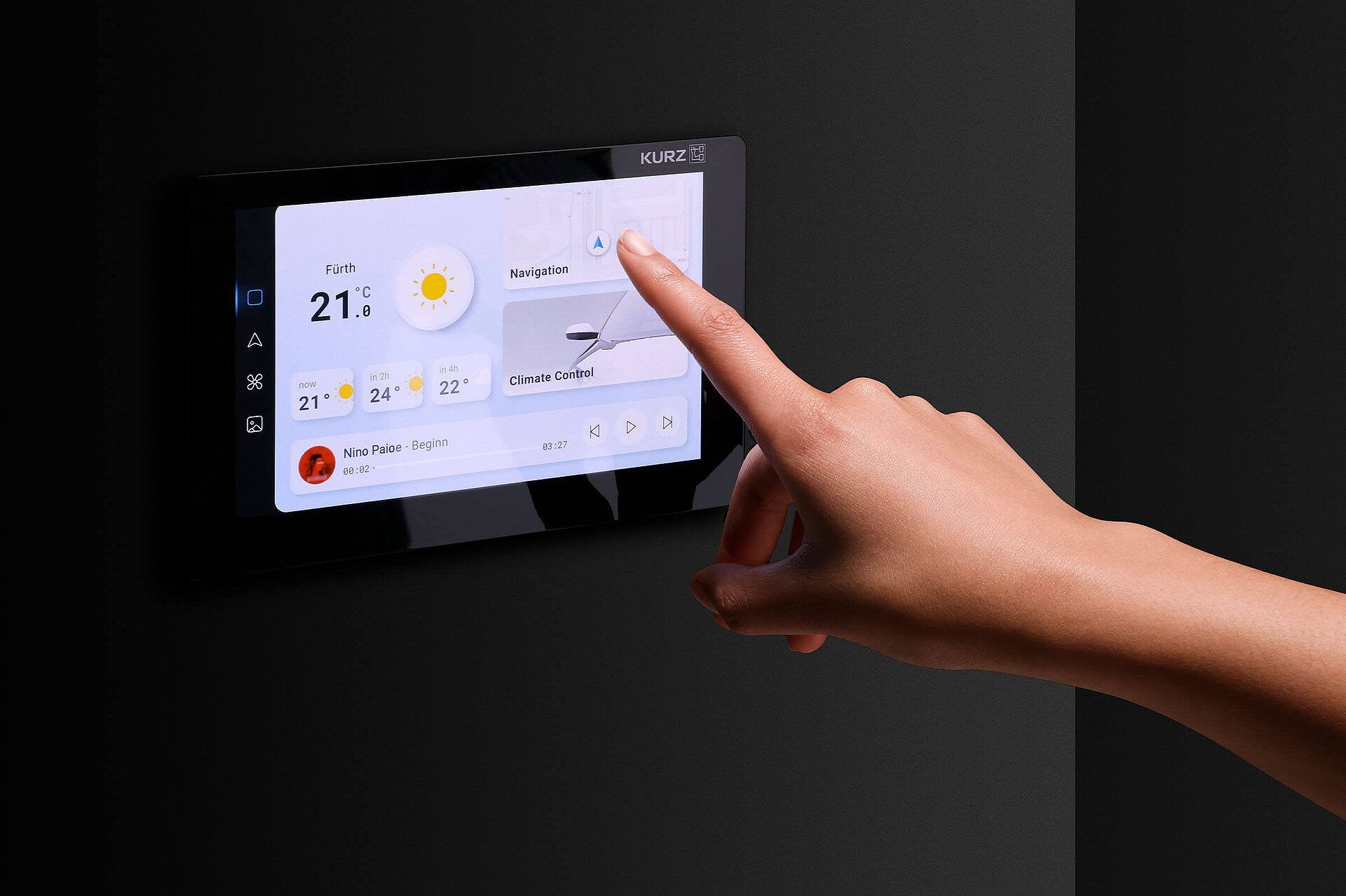Person bedient ein wandmontiertes Smart-Home-Touchscreen-Panel mit modernen Steuerungsanzeigen auf dunklem Hintergrund