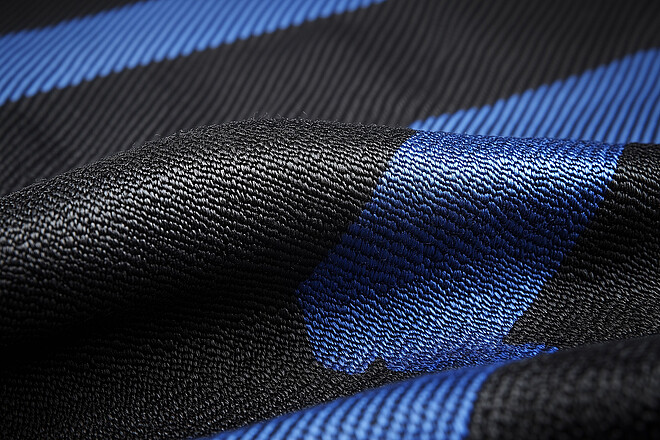 Close-up eines dunklen Stoffs mit intensiven blauen Streifen aus sortenreinem PIR
