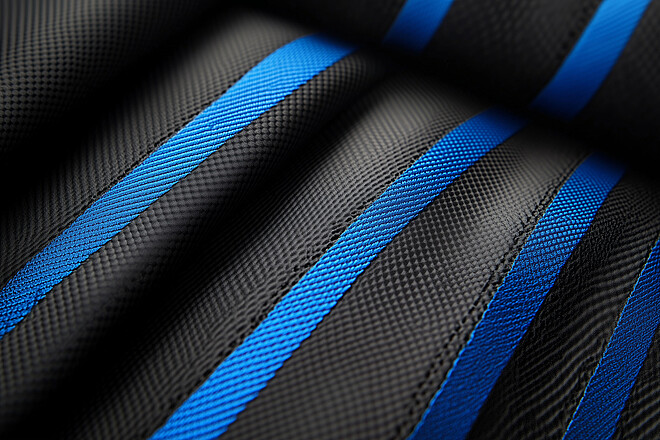 Schwarzer Stoff aus sortenreinem Recycling-Granulat mit leuchtend blauen Streifen