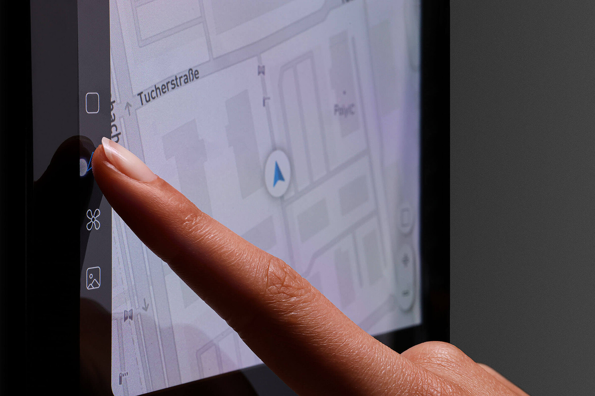 Finger aktiviert Touch-Bedienfeld