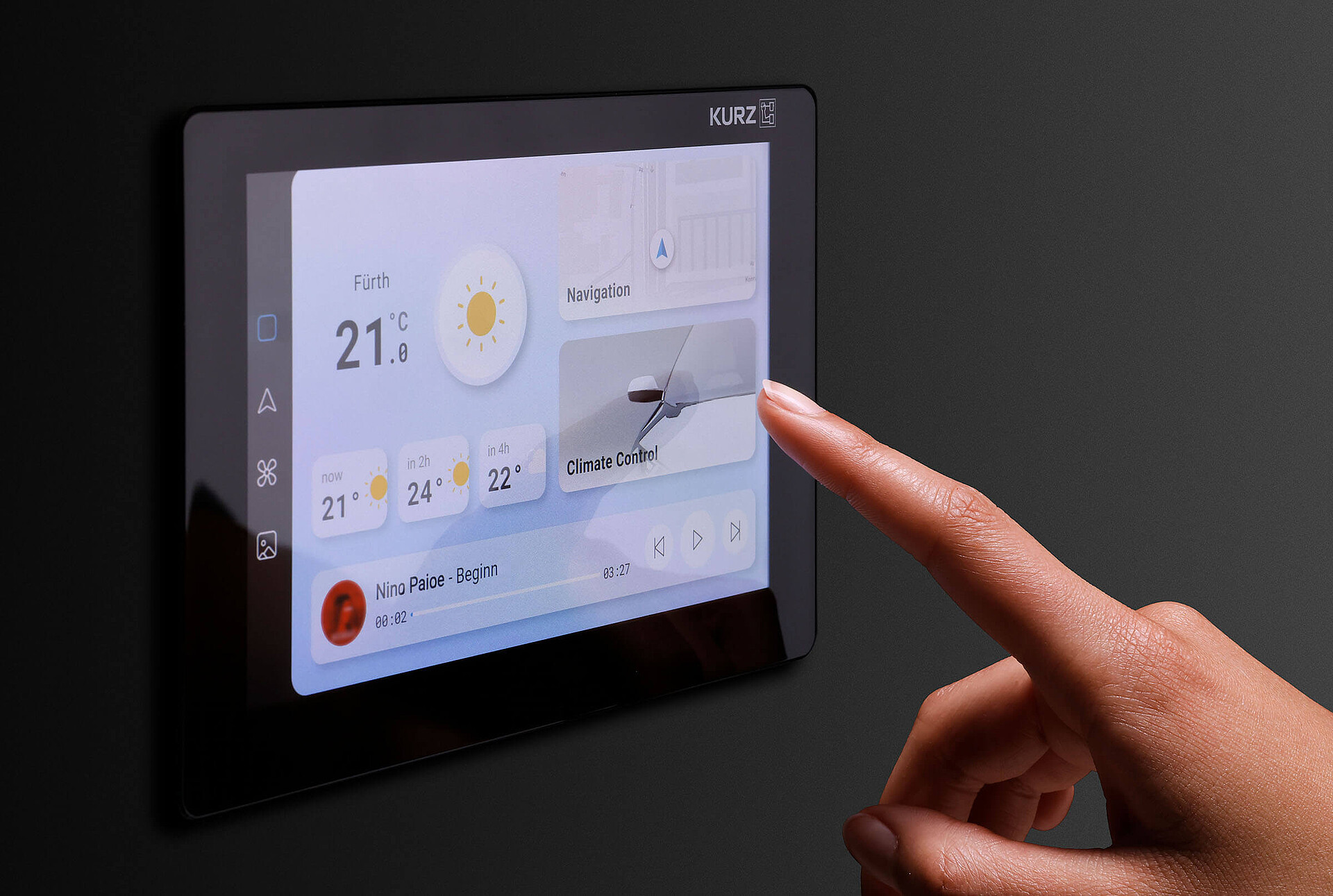Person berührt ein modernes Touchscreen-Bedienpanel mit Smart-Home-Steuerung auf einer dunklen Oberfläche