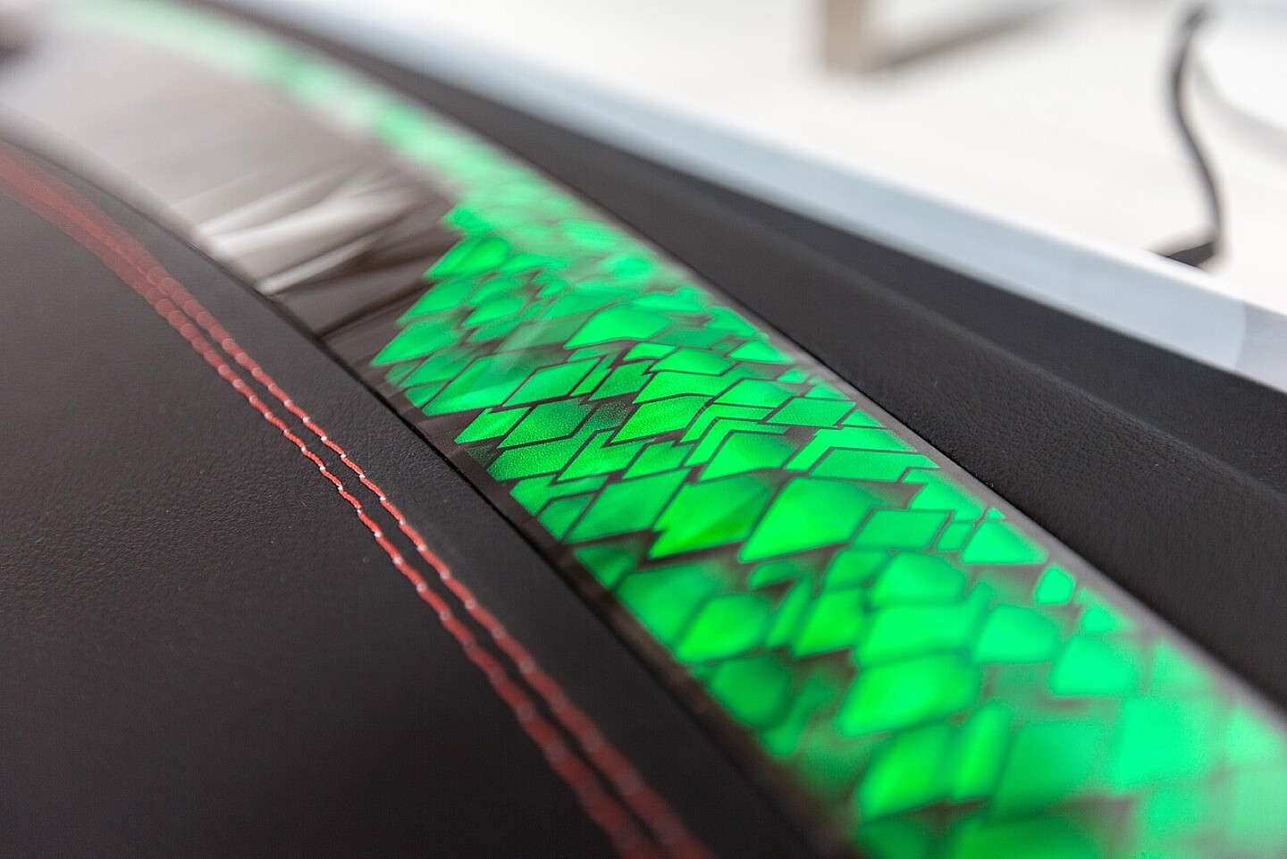 Türzierleiste Cloudy Feathers mit grün leuchtendem Feder-Design